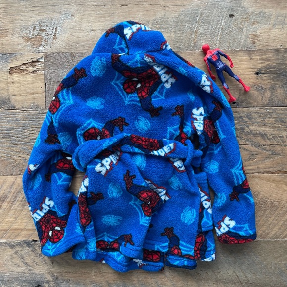 SPIDER-MAN Bathrobe and Bonus Action Figure 🕷️ - Picture 5 of 7